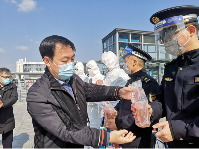 ​“3·5”学雷锋志愿服务日 宁波城管义工向战”疫“人献姜茶
