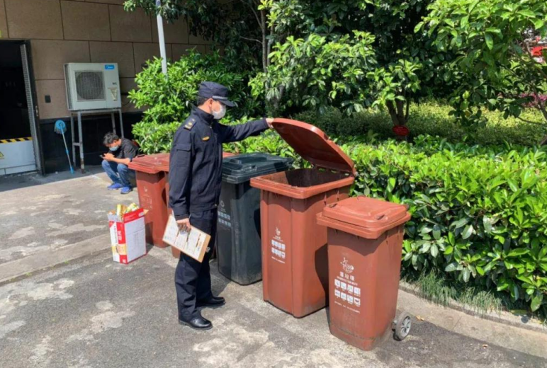 徐汇城管开展垃圾分类专项执法整治