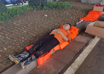 心疼！山东救援队队员连夜奔波紧张工作后席地而睡