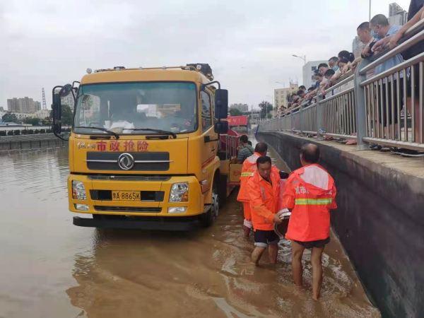 郑州城管系统出动3万余人抽排积水、清扫道路