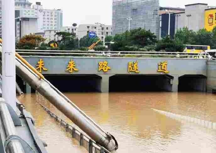 湖北武汉支援河南郑州抢险队伍累计抽排积水近23万立方米
