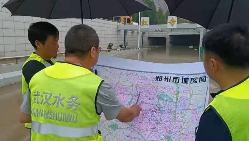 武汉抢险救援队调集力量攻关郑州市红专路隧道渍水点抢排