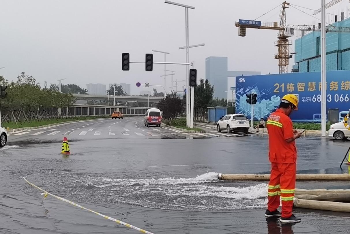 北京排水集团救援队开始抽升第三处积水点莲湖路下穿隧道积水点