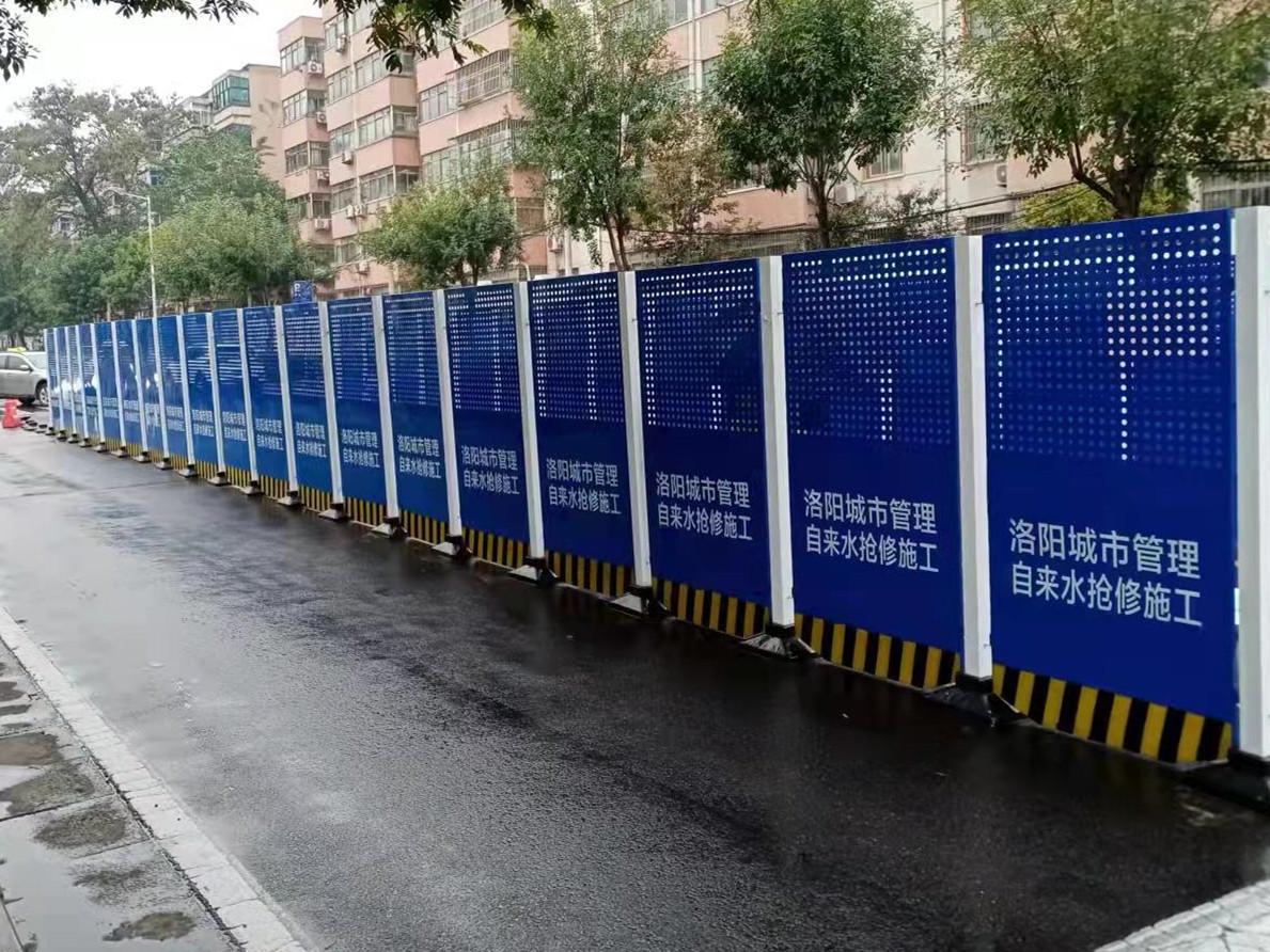 河南洛阳启用新式城市道路施工围挡