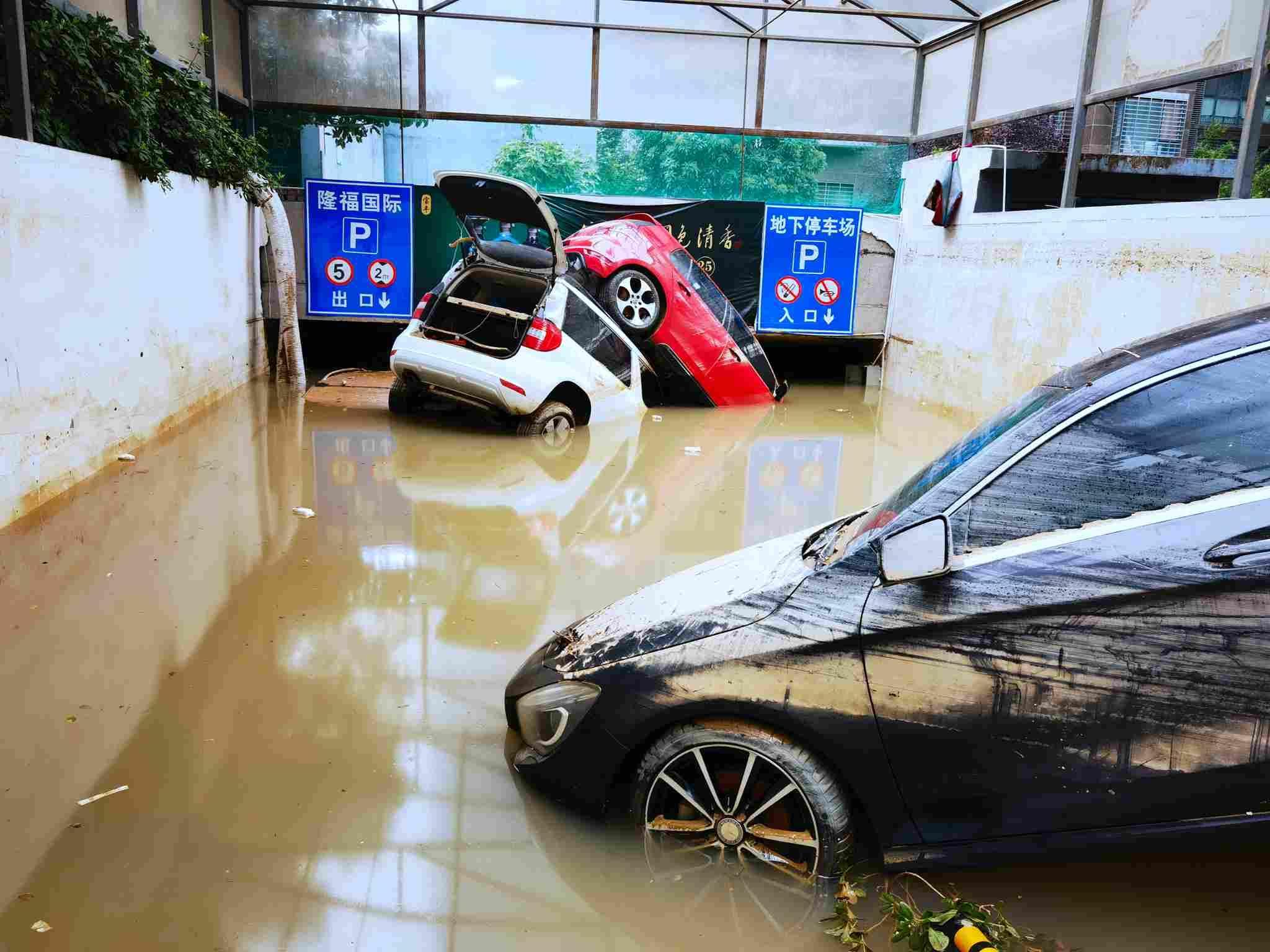 安徽救援队地下停车库抽水7200立方米
